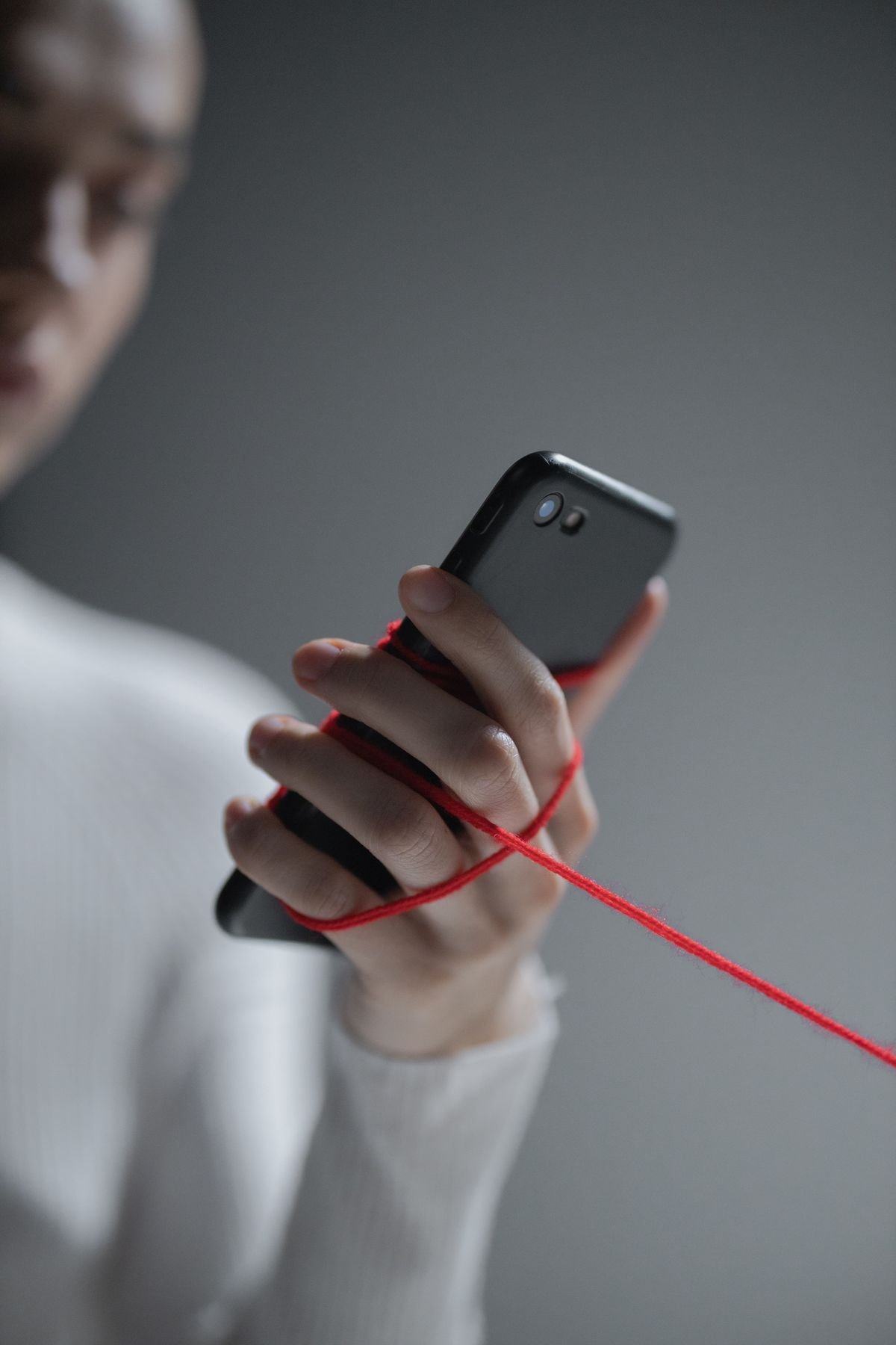 Por Que Checares o Telemóvel Sem Parar Ativa o Mesmo Circuito do Vício