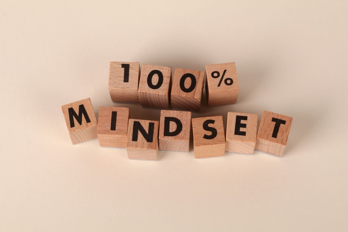 Por Que Só Pensar Positivo Não Muda a Tua Realidade (Neurociência da Ancoragem)