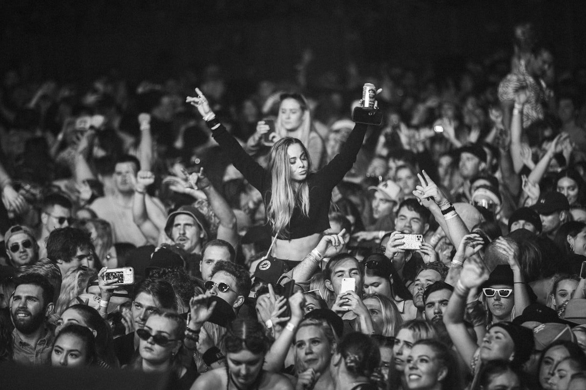 Ansiedade Social: Porque o Teu Cérebro Trata uma Sala Cheia de Gente Como Perigo Real